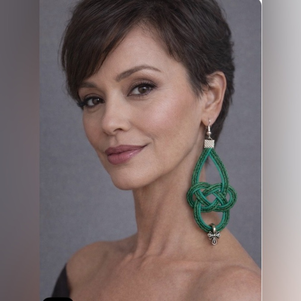 New! Elegant Green Knot Earrings